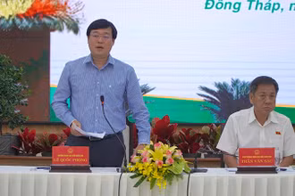 Bí thư Tỉnh ủy, Trưởng Đoàn đại biểu Quốc hội tỉnh Đồng Tháp Lê Quốc Phong phát biểu tại hội nghị. (Ảnh: HỮU NGHĨA)