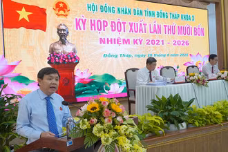 Phó Bí thư Thường trực Tỉnh ủy, Chủ tịch Hội đồng nhân dân tỉnh Đồng Tháp Phan Văn Thắng phát biểu tại kỳ họp. (Ảnh: HỮU NGHĨA)