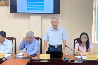 Bác sĩ Võ Minh Phục, Chi cục trưởng Chi cục An toàn vệ sinh thực phẩm tỉnh Đồng Tháp, thông tin vụ ngộ độc thực phẩm tại thành phố Hồng Ngự. (Ảnh: HỮU NGHĨA)