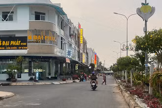 Người dân lưu thông qua lại tại tuyến đường từng bị tổ chức che rạp cưới, chặn hết lối đi. (Ảnh: HỮU NGHĨA)