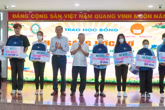 Sinh viên vượt khó, học giỏi nhận học bổng "Thắp sáng ước mơ".