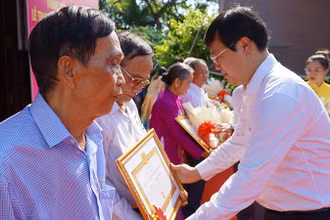 Bí thư Tỉnh ủy Đồng Tháp Lê Quốc Phong trao Huy hiệu Đảng cho các đảng viên. (Ảnh: HỮU NGHĨA)