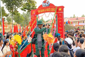 Các tân binh bước qua Cầu vinh quang là người chiến sĩ, với chung quyết tâm hoàn thành xuất sắc nhiệm vụ được giao. (Ảnh: NHƯ ANH)