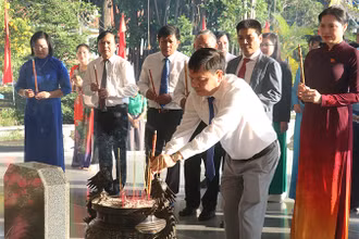 Đại biểu thành kính dâng hương tại mộ Cụ Phó bảng Nguyễn Sinh Sắc.