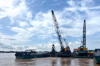 Khai thác cát san lấp tại xã Tân Thuận Tây, thành phố Cao Lãnh vào chiều 6/10/2024 (Ảnh: HỮU NGHĨA)