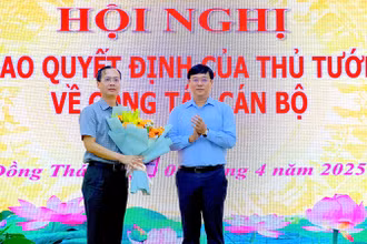 Ủy viên Trung ương Đảng, Bí thư Tỉnh ủy Đồng Tháp Lê Quốc Phong trao quyết định của Thủ tướng Chính phủ cho ông Trần Trí Quang và tặng hoa chúc mừng. (Ảnh: NHƯ ANH)