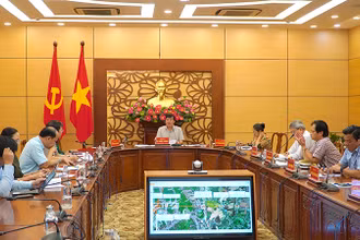 Bí thư Tỉnh ủy Đồng Tháp Lê Quốc Phong chỉ đạo tại buổi làm việc. (Ảnh: HỮU NGHĨA)