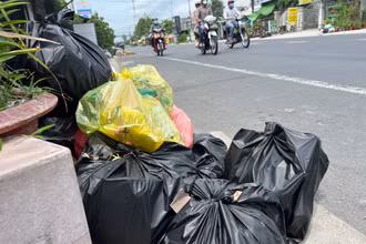 Nhiều túi rác chậm thu gom tại ấp Tân Trong, xã Tân Mỹ.