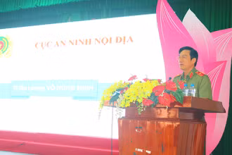 Thiếu tướng Võ Hùng Minh, Phó Cục trưởng Cục An ninh nội địa Bộ Công an báo cáo chuyên đề tại hội nghị.