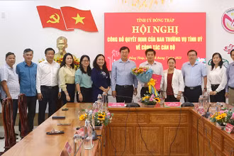 Bí thư Tỉnh ủy Đồng Tháp Lê Quốc Phong trao quyết định công tác cán bộ cho đồng chí Đoàn Thanh Bình.
