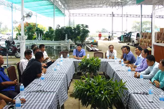 Bí thư Tỉnh ủy Đồng Tháp Lê Quốc Phong và đoàn công tác thăm hỏi, gặp gỡ nông dân tại điểm giới thiệu và bán sản phẩm OCOP thuộc Khu du lịch Cánh đồng hoa hồng.