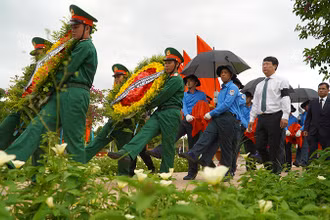 Đưa tiễn các anh về với đất mẹ. (Ảnh: HỮU NGHĨA)