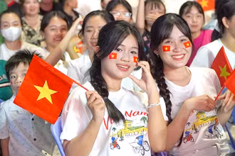 Nhiều bạn trẻ Đồng Tháp chung vui ngày lễ kỷ niệm. (Ảnh: HỮU NGHĨA)