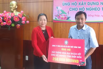 Đồng chí Võ Chí Hữu tiếp nhận ủng hộ từ Công ty Trách nhiệm hữu hạn Một thành viên Xổ số kiến thiết Đồng Tháp.