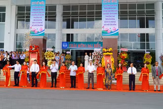 Nghi thức cắt băng khánh thành Bệnh viện đa khoa Đồng Tháp (cơ sở mới).
