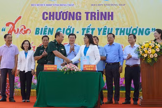 Đại diện Hội Liên hiệp Phụ nữ tỉnh và Bộ Chỉ huy Bộ đội Biên phòng tỉnh Đồng Tháp ký kết phối hợp thực hiện nội dung Chương trình "Xuân biên giới-Tết yêu thương" giai đoạn 2024-2026. (Ảnh: HỮU NGHĨA)