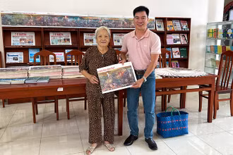 Bác Phạm Kim Thanh tại buổi nhận tranh.