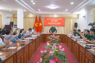 Đại tá Nguyễn Văn Minh, Chính ủy Bộ đội Biên phòng tỉnh Đồng Tháp, phát biểu tại buổi gặp mặt. (Ảnh: HỮU NGHĨA)