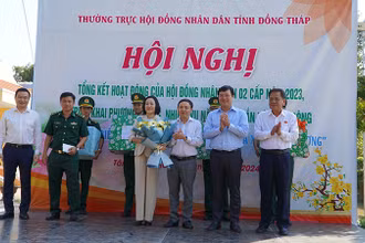 Trao quà Tết tặng cán bộ, chiến sĩ Đồn biên phòng Cửa khẩu quốc tế Dinh Bà và tặng hoa cho đại biểu.
