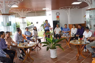Chủ tịch Ủy ban nhân dân tỉnh Đồng Tháp Phạm Thiện Nghĩa phát biểu tại buổi “Cà-phê doanh nghiệp”.
