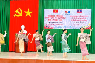 Tiết mục giao lưu văn nghệ của các lưu học sinh Lào. (Ảnh: NHƯ ANH)