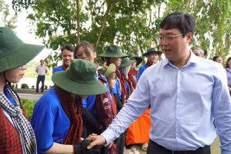 Bí thư Tỉnh ủy Đồng Tháp Lê Quốc Phong tặng khăn rằn, động viên sinh viên tham gia Chiến dịch tình nguyện Mùa hè xanh năm 2024. (Ảnh: HỮU NGHĨA)