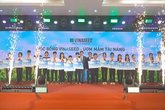 Trao Học bổng Vinaseed - Ươm mầm tài năng cho học sinh Đồng Tháp. (Ảnh: HỮU NGHĨA)