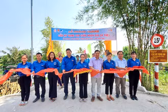 Cắt băng khánh thành cầu tại ấp An Ninh, xã An Khánh, huyện Châu Thành, tỉnh Đồng Tháp.