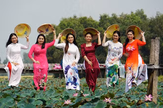 Du khách tham quan tại điểm du lịch Đồng sen Gò Tháp, huyện Tháp Mười. (Ảnh: HOÀNG KHA)