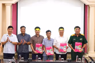 Chủ tịch Ủy ban nhân dân tỉnh Đồng Tháp Phạm Thiện Nghĩa trao hồ sơ 4 mỏ cát cho các nhà thầu.