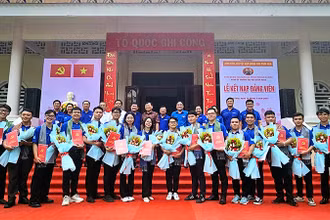 Lễ kết nạp Đảng viên mới là sinh viên tình nguyện "Mùa hè xanh" Trường đại học Bách khoa, Đại học Quốc gia Thành phố Hồ Chí Minh.