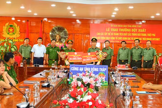 Chủ tịch Ủy ban nhân dân tỉnh Đồng Tháp Phạm Thiện Nghĩa đến Công an tỉnh Đồng Tháp trao tặng số tiền khen thưởng cho 2 tập thể.