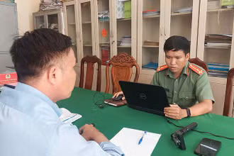 Đối tượng Nguyễn Bình Dân tại cơ quan công an. (Ảnh: Công an cung cấp)