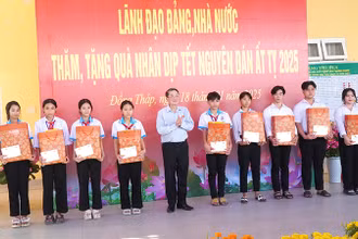 Phó Chủ tịch Quốc hội Nguyễn Đức Hải trao quà cho “Con nuôi đồn Biên phòng” Cửa khẩu quốc tế Thường Phước.