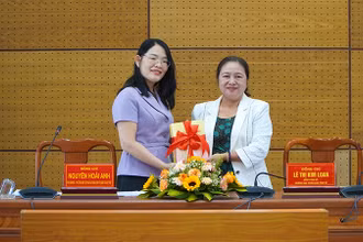 Đồng chí Nguyễn Hoài Anh trao tặng Tỉnh ủy Đồng Tháp một số đầu sách lý luận chính trị.