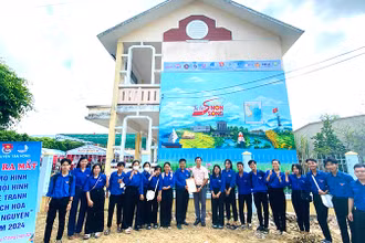 Lễ ra mắt mô hình “Đội hình vẽ tranh bích họa tình nguyện” năm 2024 tại huyện biên giới Tân Hồng.