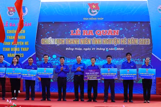 Trao bảng tượng trưng các công trình, phần việc cho các địa phương, các Huyện đoàn, Thành đoàn và Đoàn trực thuộc.