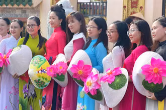 Đại biểu chụp ảnh lưu niệm tại Đền thờ Ông bà Đỗ Công Tường, phường 2, thành phố Cao Lãnh. Ảnh: HỮU NGHĨA