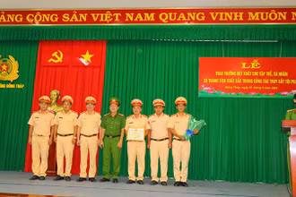 Lãnh đạo Công an huyện Cái Bè, tỉnh Tiền Giang và lãnh đạo Phòng Cảnh sát giao thông, Công an tỉnh Đồng Tháp trao giấy khen cho tập thể có thành tích trong bắt các đối tượng cướp và cố ý gây thương tích. (Ảnh: PHƯỚC THANH)
