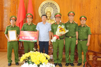 Chủ tịch Ủy ban nhân dân thành phố Cao Lãnh Võ Phan Thành Minh trao thưởng cho Ban chuyên án. (Ảnh: PHƯỚC THANH)