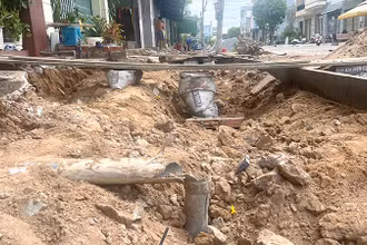 Những thanh ván được lắp đặt tạm làm phương tiện lên xuống từ cửa nhà dân ra đường lộ trông mất an toàn. (Ảnh: HỮU NGHĨA)