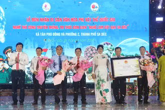 Lãnh đạo thành phố Sa Đéc nhận chứng nhận Di sản Văn hóa phi vật thể Quốc gia Nghề thủ công truyền thống, Tri thức dân gian “Nghề làm bột gạo Sa Đéc”.