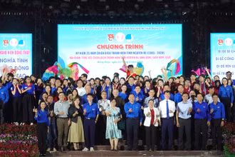 Đại biểu và các bạn đoàn viên, thanh niên chụp ảnh lưu niệm.