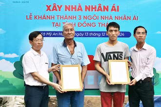  Nhà báo Nguyễn Xuân Toàn, Phó Tổng Biên tập báo Dân trí (bìa trái) và ông Trương Minh Quí, Phó Chủ tịch Ủy ban nhân dân xã Mỹ An Hưng B trao quyết định bàn giao nhà Nhân ái tới 2 hộ dân ở xã Mỹ An Hưng B.