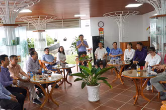 Lãnh đạo tỉnh Đồng Tháp, lãnh đạo huyện Tháp Mười tại buổi “Cà-phê doanh nghiệp” trong khuôn viên Ủy ban nhân dân huyện Tháp Mười. (Ảnh: HỮU NGHĨA)