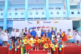 Thiếu nhi chụp ảnh lưu niệm cùng lãnh đạo Hội đồng Đội Trung ương, lãnh đạo tỉnh, thành phố Sa Đéc.