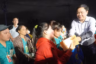 Phó Bí thư Thường trực Tỉnh ủy, Chủ tịch Hội đồng nhân dân tỉnh Đồng Tháp Phan Văn Thắng trao quà cho công đoàn viên, người lao động. (Ảnh: HỮU NGHĨA)