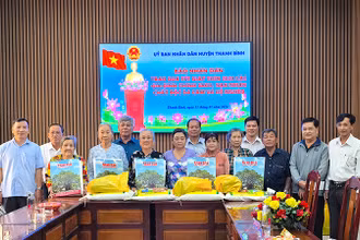 Đại diện Báo Nhân Dân, Sở Lao động-Thương binh và Xã hội tỉnh Đồng Tháp cùng chính quyền địa phương trao tặng quà Tết.
