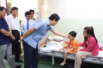 Phó Chủ tịch Ủy ban nhân dân tỉnh Đồng Tháp Huỳnh Minh Tuấn cùng lãnh đạo thành phố Hồng Ngự và các đơn vị liên quan thăm hỏi sức khỏe bệnh nhân vụ nghi ngộ độc.