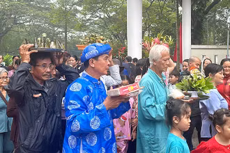 Dù trời mưa nhưng rất đông khách thập phương đến viếng và tham quan.